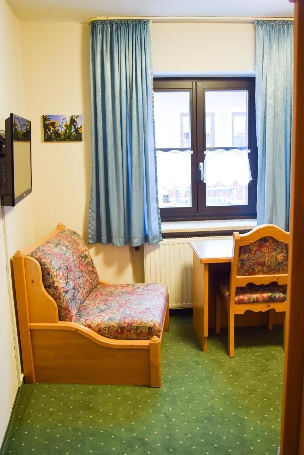 Hotel Gasthof Zum Loewen Velburg Exteriör bild